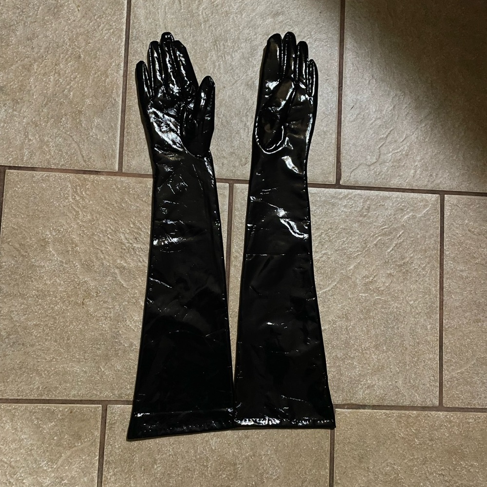 Vixen Micheline Pitt black vinyl opera gloves